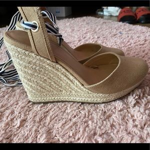 Tan express tie wedges
